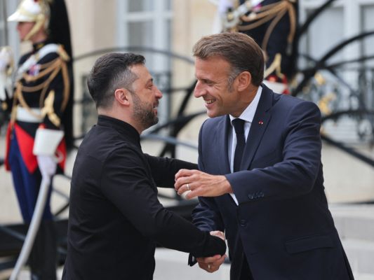 Frankreichs Präsident Emmanuel Macron/r. steht der Ukaine zur Seite