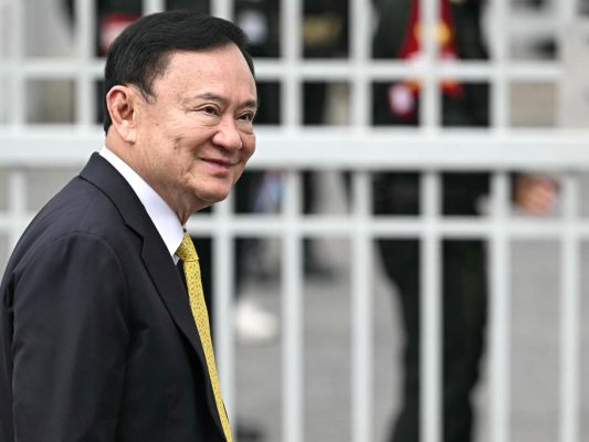 Thaksin bei seiner Ankunft beim Höchstgericht Thaksin bei seiner Ankunft beim Höchstgericht