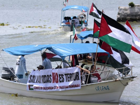 Die Flotte segelt unter dem Motto: "Leben retten ist kein Terrorismus" Die Flotte segelt unter dem Motto: "Leben retten ist kein Terrorismus"
