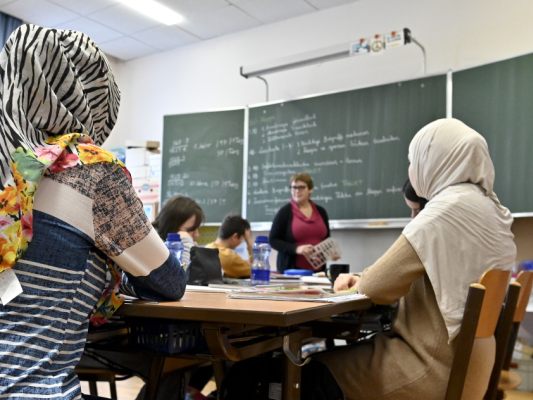 Schülerinnen unter 14 dürfen bald kein Koptuch mehr tragen Schülerinnen unter 14 dürfen bald kein Koptuch mehr tragen