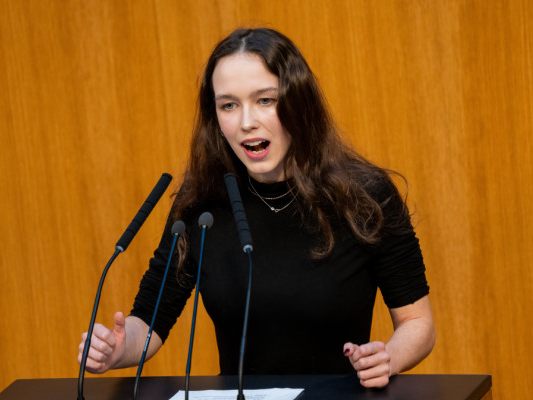 Schilling: "Die jungen Menschen werden wieder aufstehen und nicht schweigen" Schilling: "Die jungen Menschen werden wieder aufstehen und nicht schweigen"