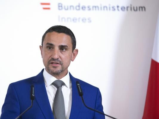 Omar Haijawi-Pirchner bei einer Pressekonferenz Omar Haijawi-Pirchner bei einer Pressekonferenz
