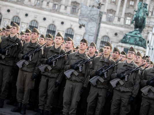 Angelobung künftig auch mit Pferdeschwanz?