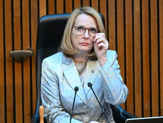 Bures verteidigt die Sparmaßnahmen der Regierung