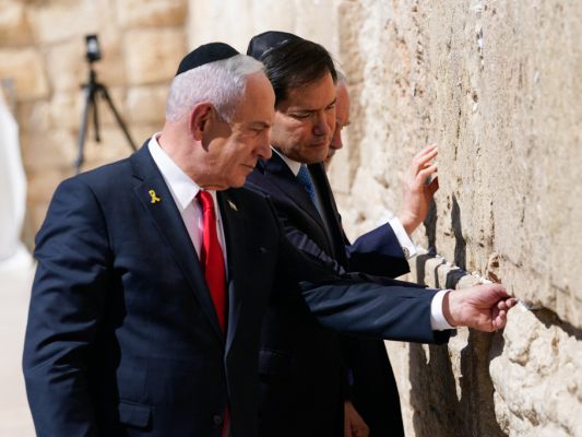 Netanyahu und Rubio steckten Zettel in die Spalten der Klagemauer Netanyahu und Rubio steckten Zettel in die Spalten der Klagemauer