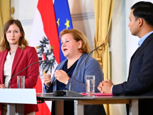 Die Ministerinnen Plakolm und Schumann mit NEOS-Klubchef Shetty Die Ministerinnen Plakolm und Schumann mit NEOS-Klubchef Shetty