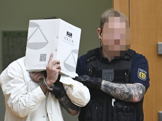 Der Angeklagte bei der Urteilsverkündung Der Angeklagte bei der Urteilsverkündung