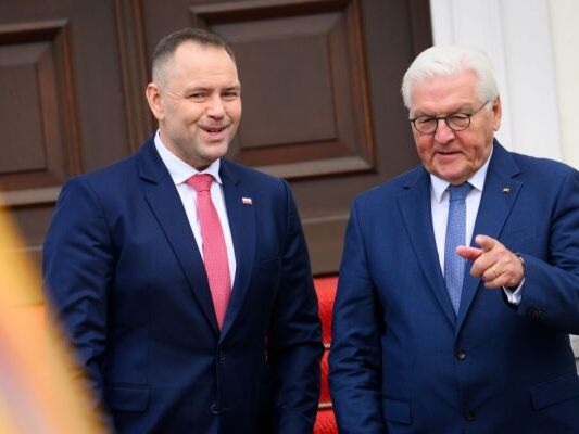 Neue polnischer Präsident Nawrocki (links) bei Amtskollegen Steinmeier Neue polnischer Präsident Nawrocki (links) bei Amtskollegen Steinmeier