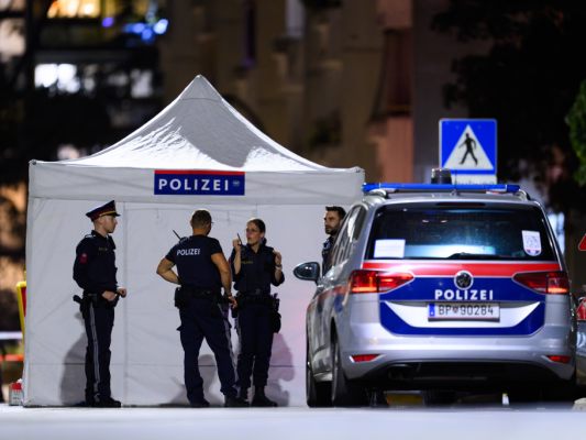 Polizeikräfte beim Tatort bei der Vorgartenstraße Polizeikräfte beim Tatort bei der Vorgartenstraße