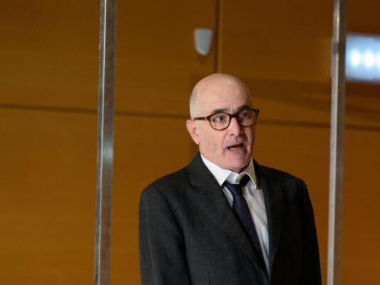 Sebastian Hufschmidt als Adolf Eichmann auf der Anklagebank Sebastian Hufschmidt als Adolf Eichmann auf der Anklagebank