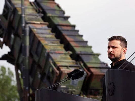 Wolodymyr Selenskyj vor einem Flugabwehrsystem Patriot Wolodymyr Selenskyj vor einem Flugabwehrsystem Patriot