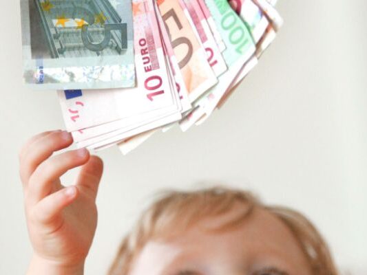 Familienleistungen sind auf rund 8,65 Milliarden Euro gestiegen Familienleistungen sind auf rund 8,65 Milliarden Euro gestiegen