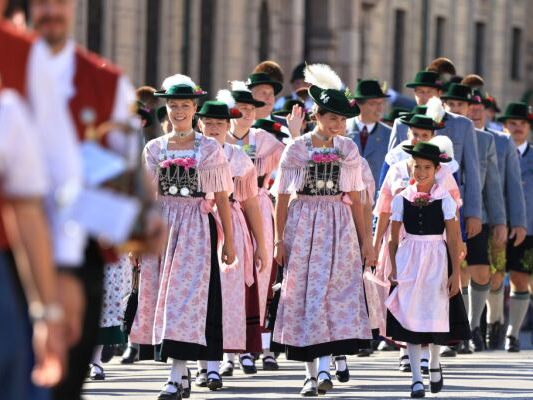 Feierlicher Einzug auf Festgelände Feierlicher Einzug auf Festgelände