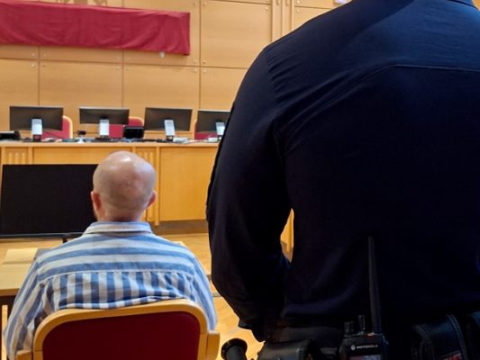 Der Angeklagte vor Prozessbeginn