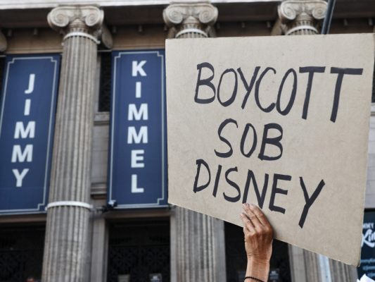 Disney ist nach dem Kimmel-Rauswurf in Kritik geraten Disney ist nach dem Kimmel-Rauswurf in Kritik geraten