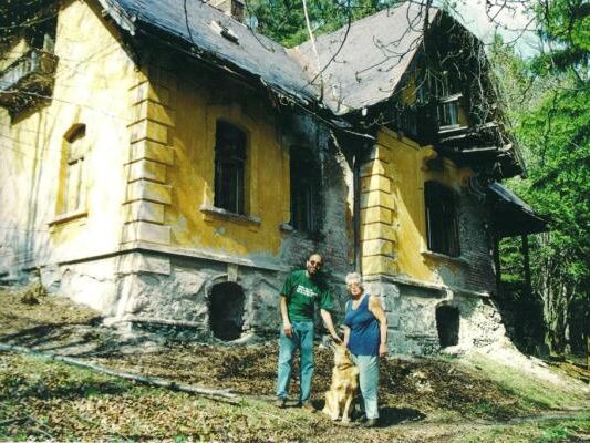 Richard und Friederike Weihs im Jahr 2000 vor ihrem Haus