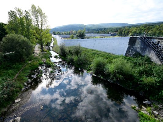 Eine Wehrmauer des Rückhaltebeckens für den Wienfluss Eine Wehrmauer des Rückhaltebeckens für den Wienfluss