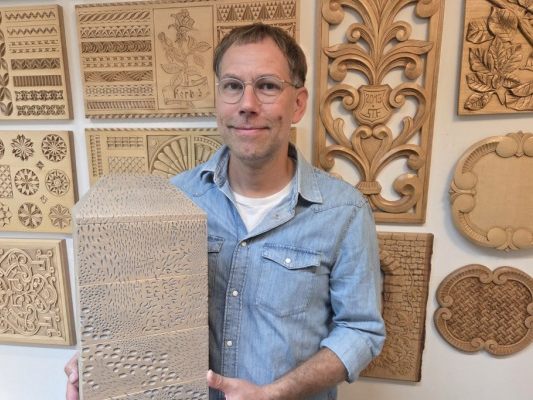 Kai Linke mit seinem Design in der Schnitzstube Stadlhofer Kai Linke mit seinem Design in der Schnitzstube Stadlhofer