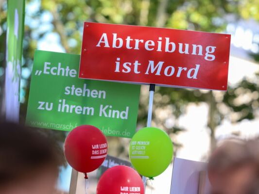 Abtreibungsgegner bei einer Demonstration in Deutschland Abtreibungsgegner bei einer Demonstration in Deutschland