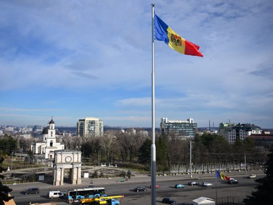 Flagge Moldaus weht in der Hauptstadt Chisinau Flagge Moldaus weht in der Hauptstadt Chisinau