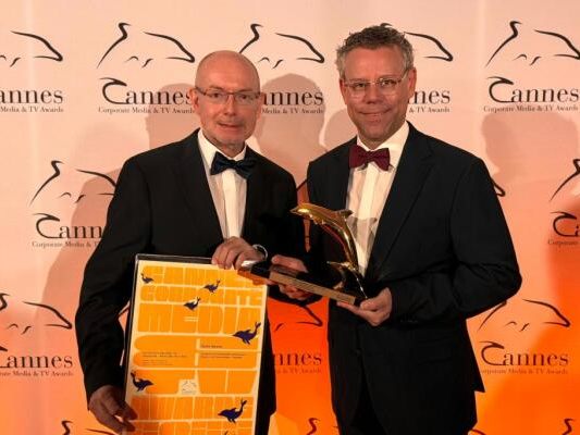 Martin Frey (l.) und Philipp Graf mit ihrem Delphin in Cannes Martin Frey (l.) und Philipp Graf mit ihrem Delphin in Cannes