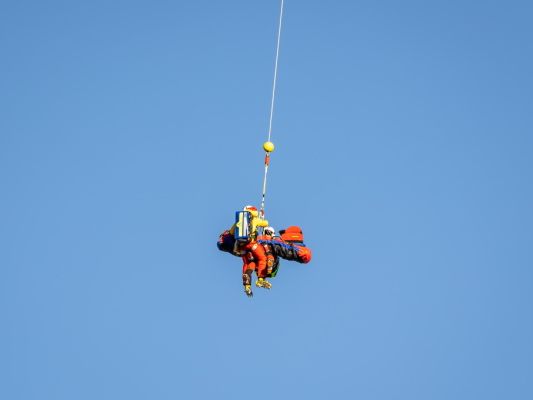 Die Frau wurde mit einem Tau geborgen Die Frau wurde mit einem Tau geborgen