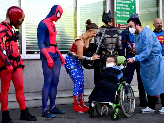 Wonder Woman, Spiderman und Co. besuchten Kinderpatienten im AKH Wonder Woman, Spiderman und Co. besuchten Kinderpatienten im AKH