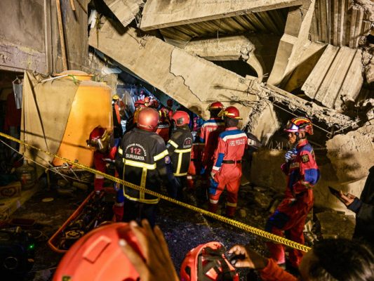 Rettungskräfte am Einsatzort in der Provinz Ostjava Rettungskräfte am Einsatzort in der Provinz Ostjava