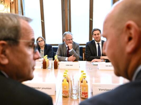 Es wird wieder verhandelt Es wird wieder verhandelt