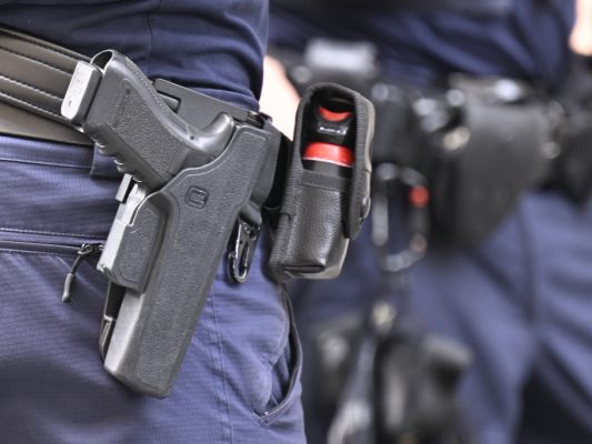 Zu fünft mussten die Polizisten die frau festnehmen Zu fünft mussten die Polizisten die frau festnehmen
