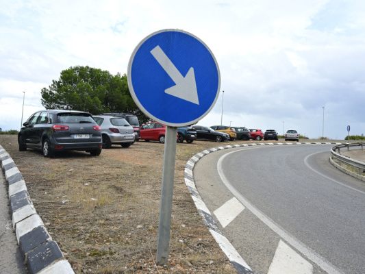 Autos parken außerhalb von Aldaia aus Angst vor Flut Autos parken außerhalb von Aldaia aus Angst vor Flut