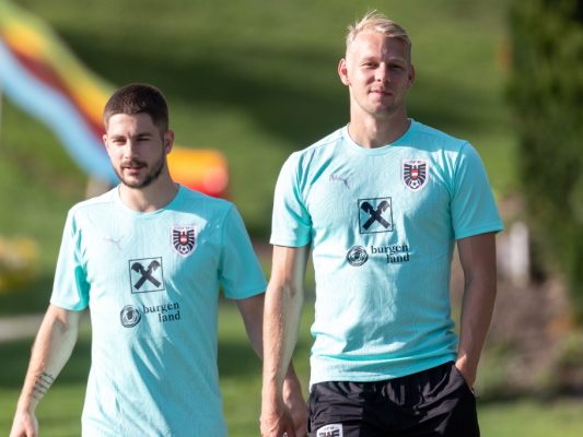 Romano Schmid mit seinem Werder-Bremen-Clubkollegen Marco Grüll