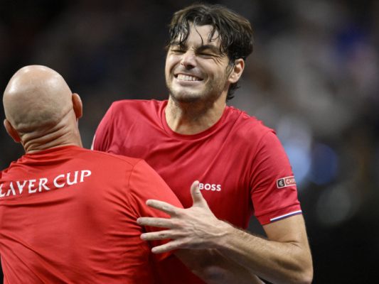 Fritz/r. jubelt mit Teamchef Andre Agassi über den Sieg über Alcaraz Fritz/r. jubelt mit Teamchef Andre Agassi über den Sieg über Alcaraz