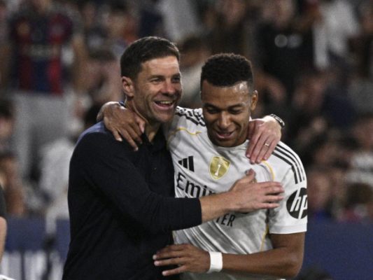 Mbappe jubelte mit seinem Coach Mbappe jubelte mit seinem Coach