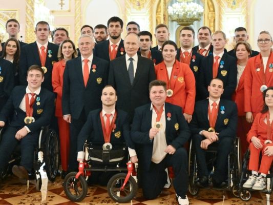 Russlands Präsident Putin bei einer Ehrung erfolgreicher Para-Athleten Russlands Präsident Putin bei einer Ehrung erfolgreicher Para-Athleten