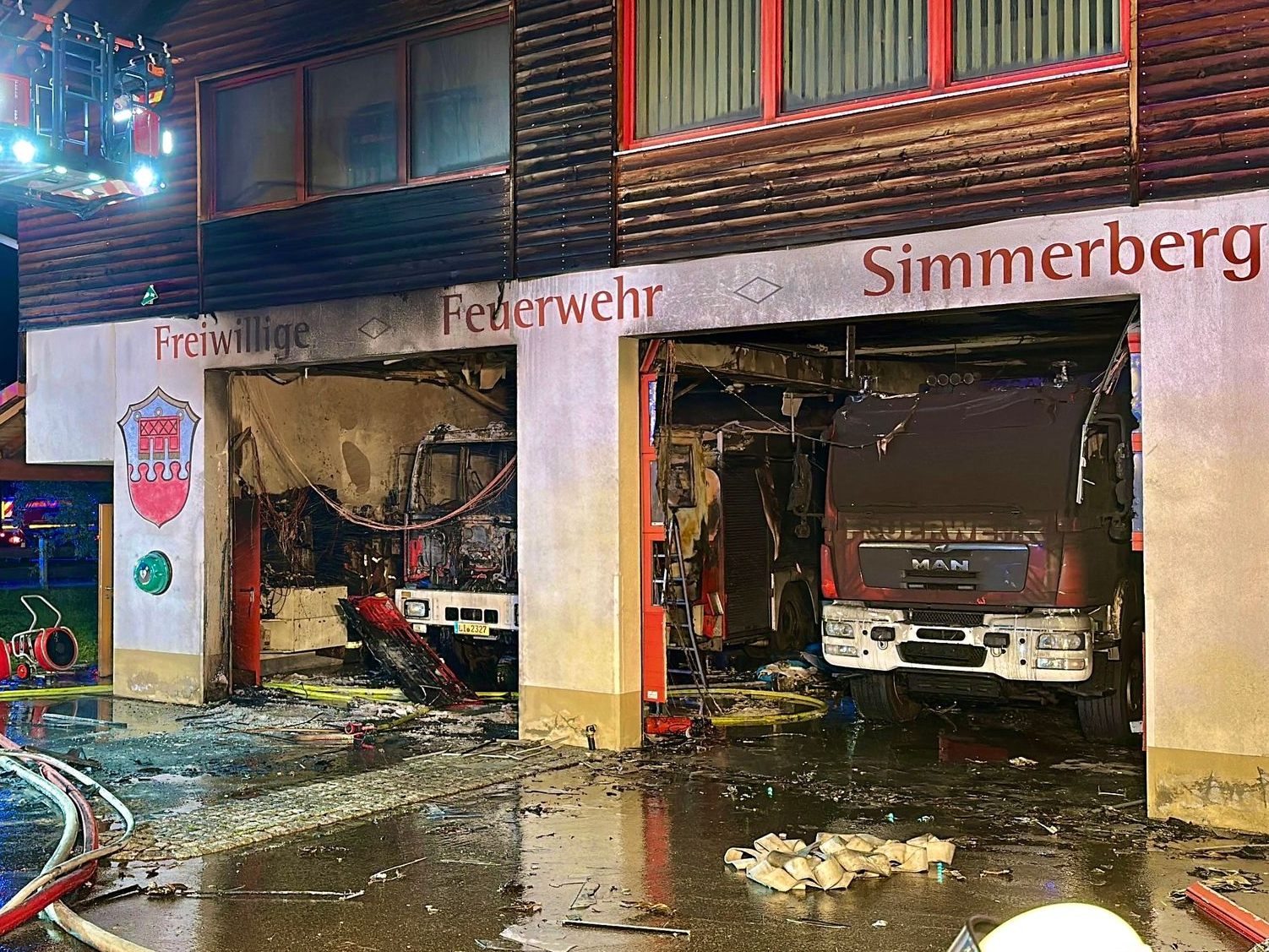 Brand in Feuerwehrhaus - benachbarte Wachen im Einsatz. Brand in Feuerwehrhaus - benachbarte Wachen im Einsatz.
