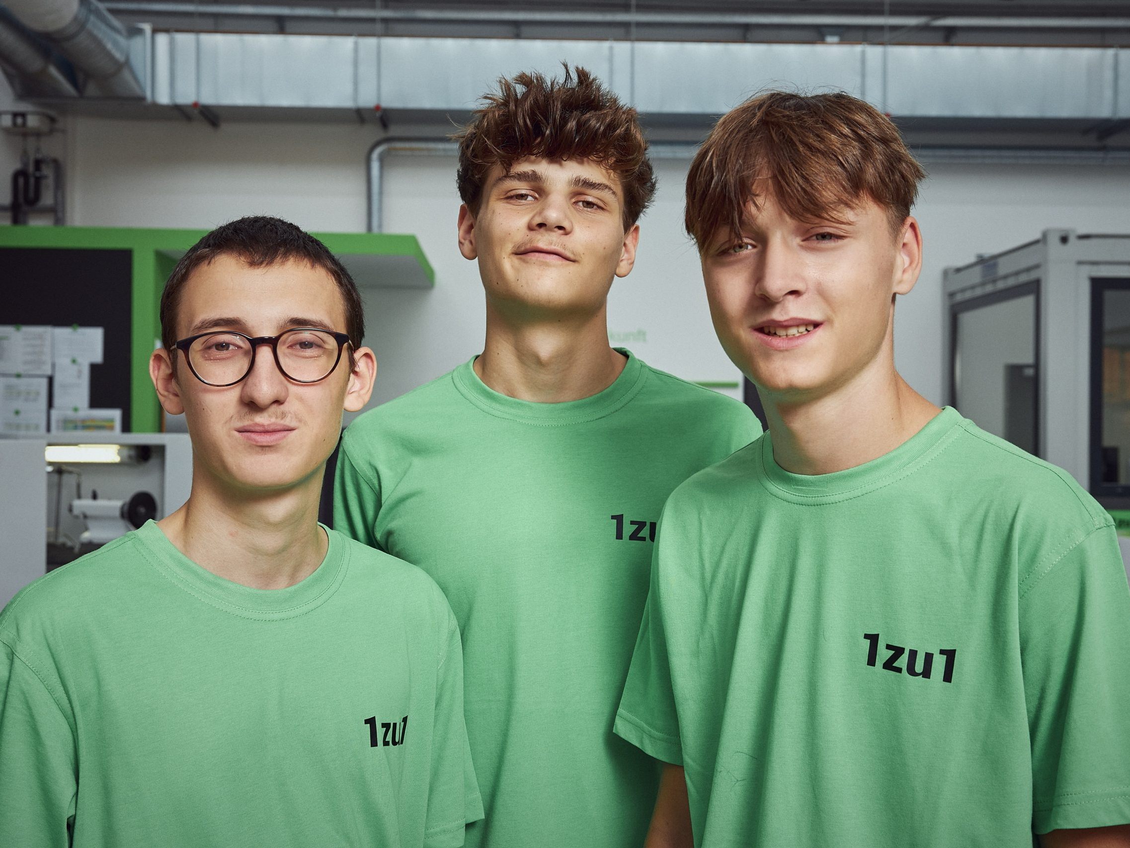 Batuhan Sahintürk, Samuel Campar und Julian Zerlauth (von links) starteten im September 2025 ihre Ausbildung zum Kunststoffverfahrens- bzw. Zerspanungstechniker bei 1zu1. Batuhan Sahintürk, Samuel Campar und Julian Zerlauth (von links) starteten im September 2025 ihre Ausbildung zum Kunststoffverfahrens- bzw. Zerspanungstechniker bei 1zu1.