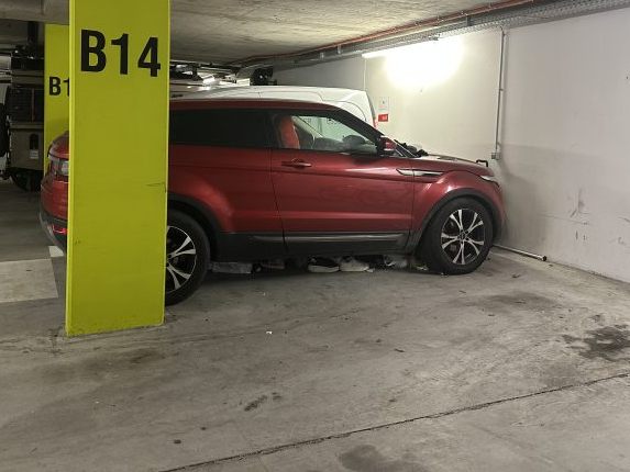 Beim ersten Lokalaugenschein lagen mehrere Gegenstände unter dem Auto.