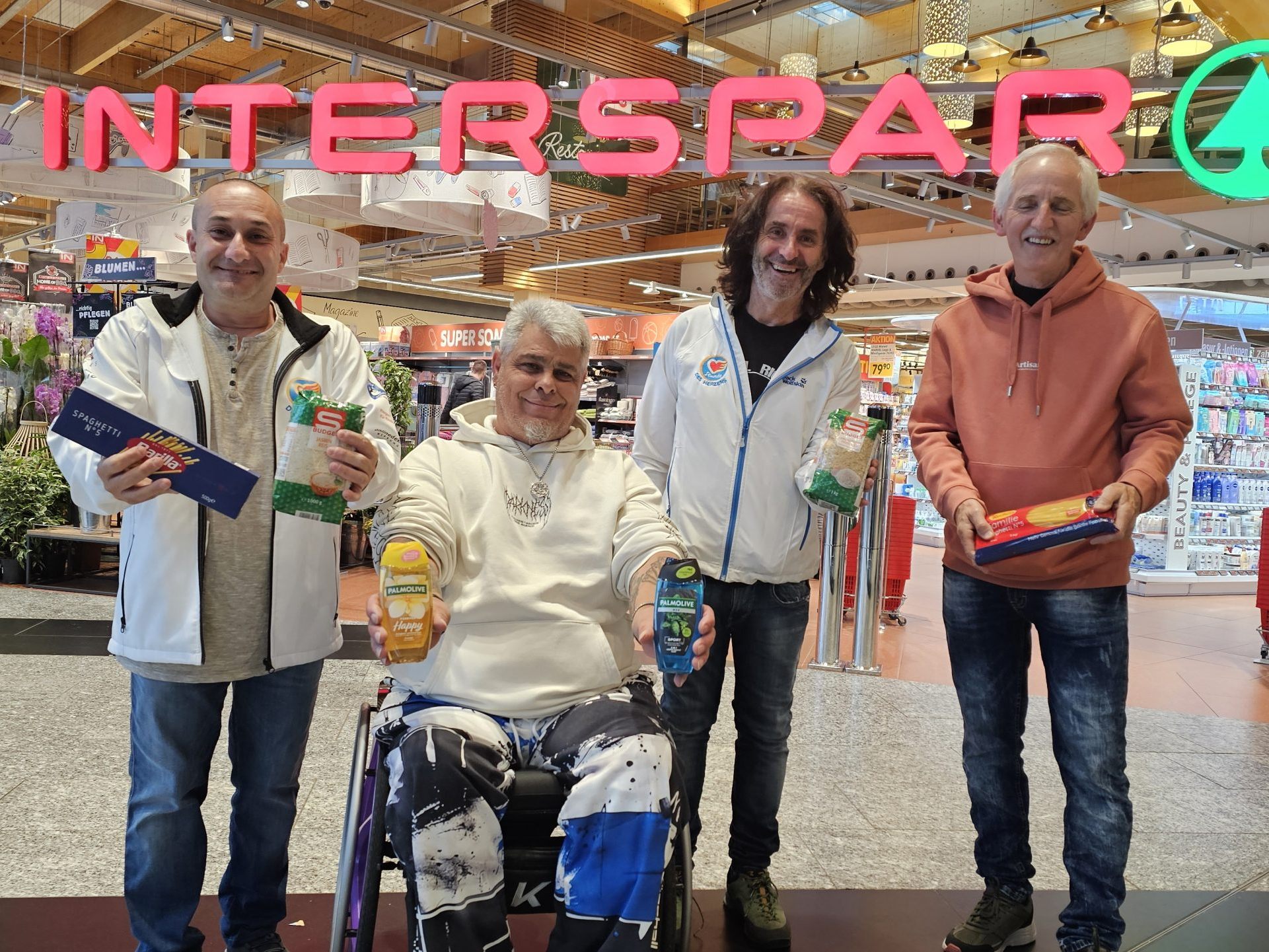 Sascha Jäger, Mario Wiedenig, Joe Fritsche von Stunde des Herzens sammeln für Elmar Stüttler wieder Grundnahrungsmittel und Hygieneartikel in den Intersparverkaufsmärkten in Bürs, Feldkirch und Dornbirn.