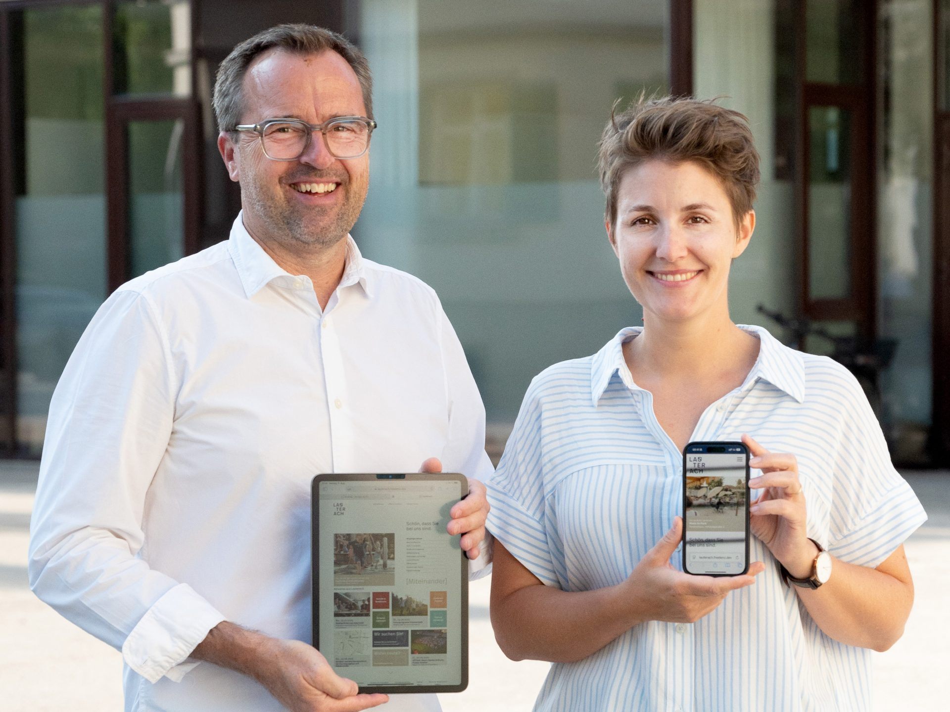 Markus Kirschner und Camilla Lesjak, Abteilung Öffentlichkeitsarbeit und Marketing, präsentieren stolz die neue Lauterach-Website.