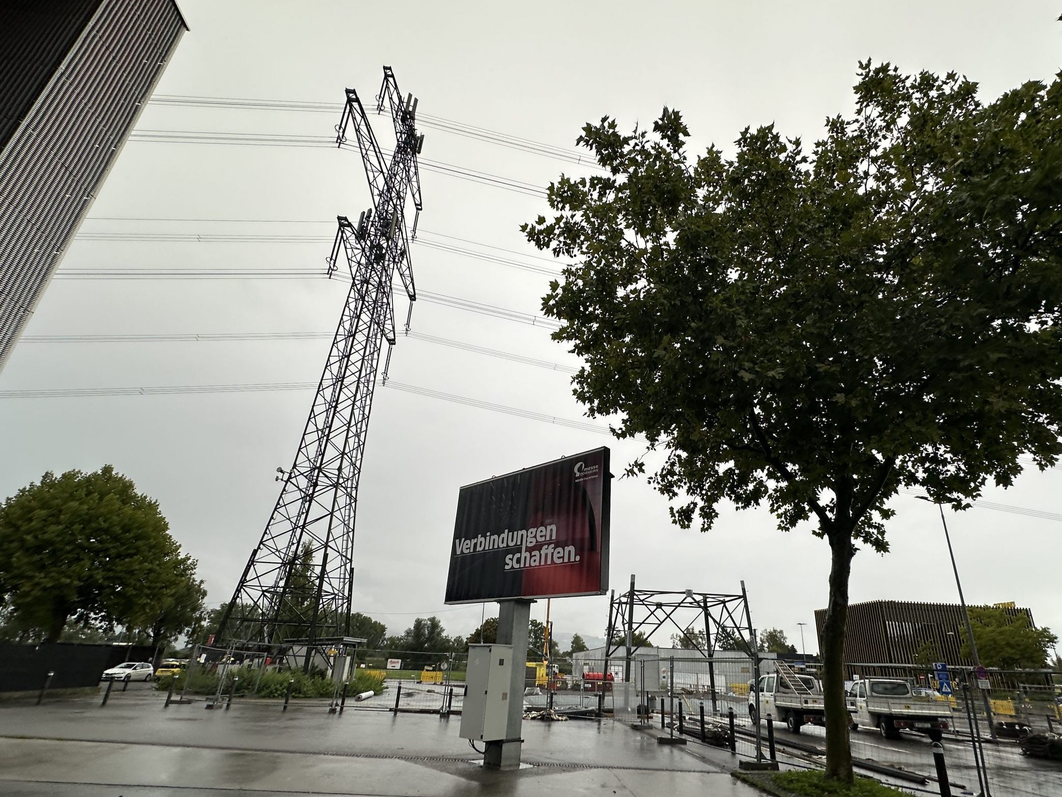 Neben dem Strommast sieht man bereits das Grundgerüst. Neben dem Strommast sieht man bereits das Grundgerüst.