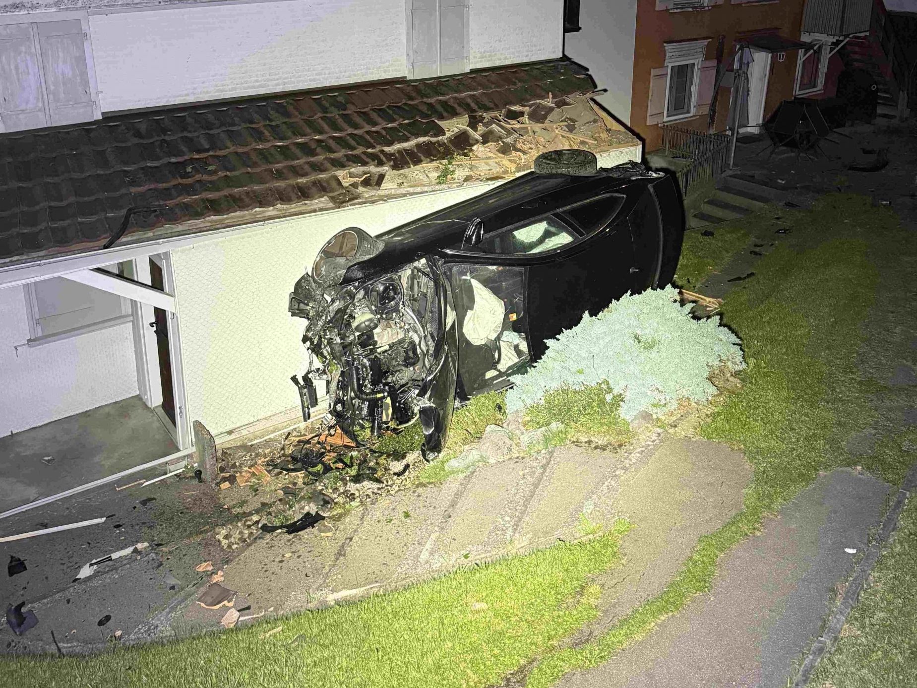 Parkautos gerammt, Garten durchbrochen, auf Haus gelandet.