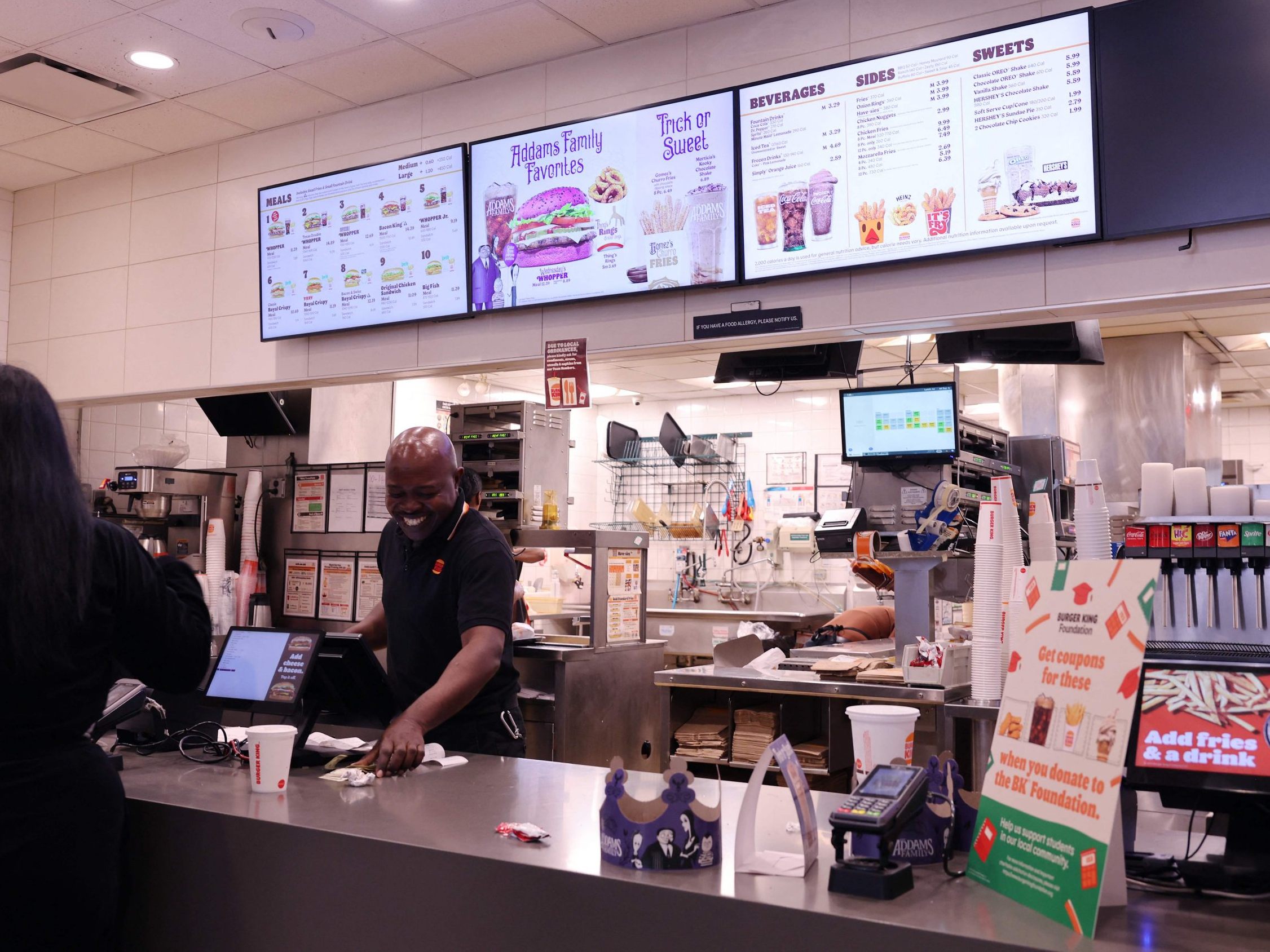 Die US-Kette Taco Bell pausiert KI-Einsatz nach 18.000-Wasserbecher-Streich.