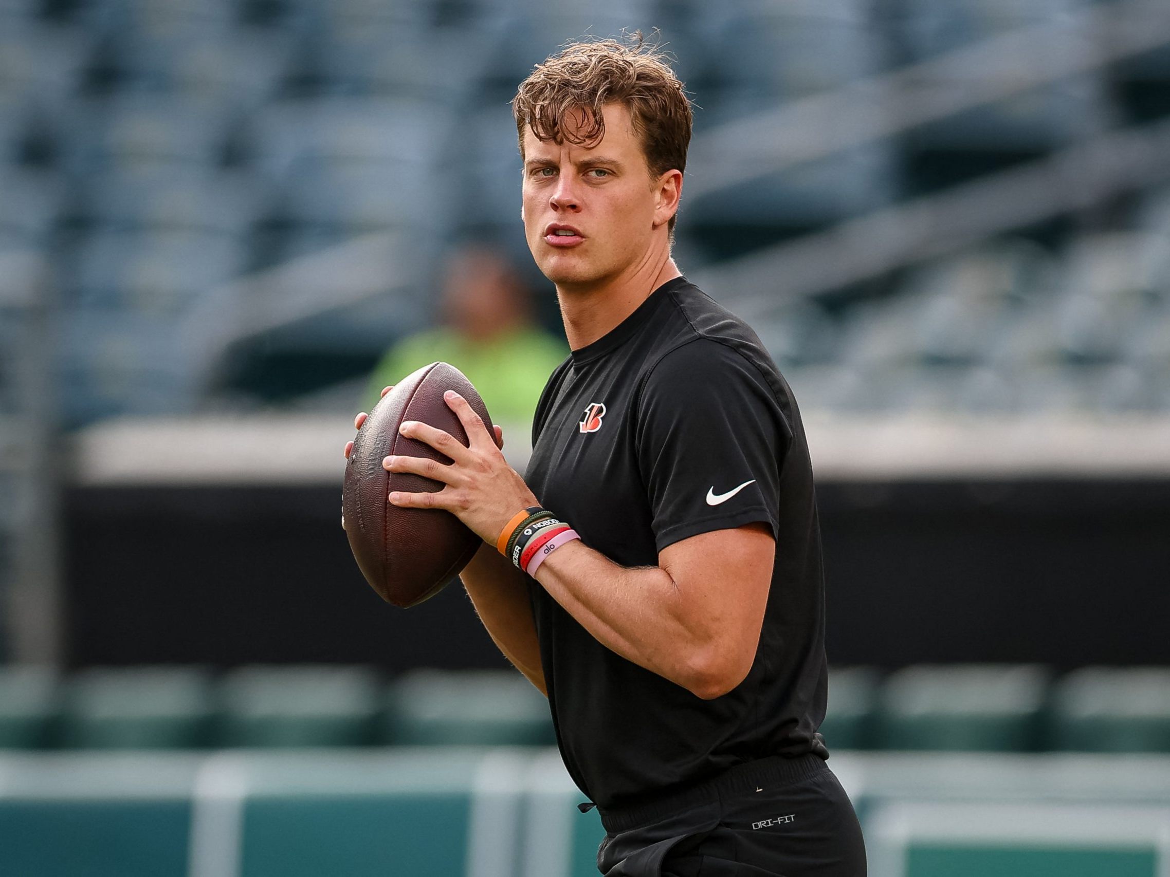 NFL-Star Joe Burrow muss aufgrund einer schweren Zehenverletzung mehrere Monate pausieren. NFL-Star Joe Burrow muss aufgrund einer schweren Zehenverletzung mehrere Monate pausieren.