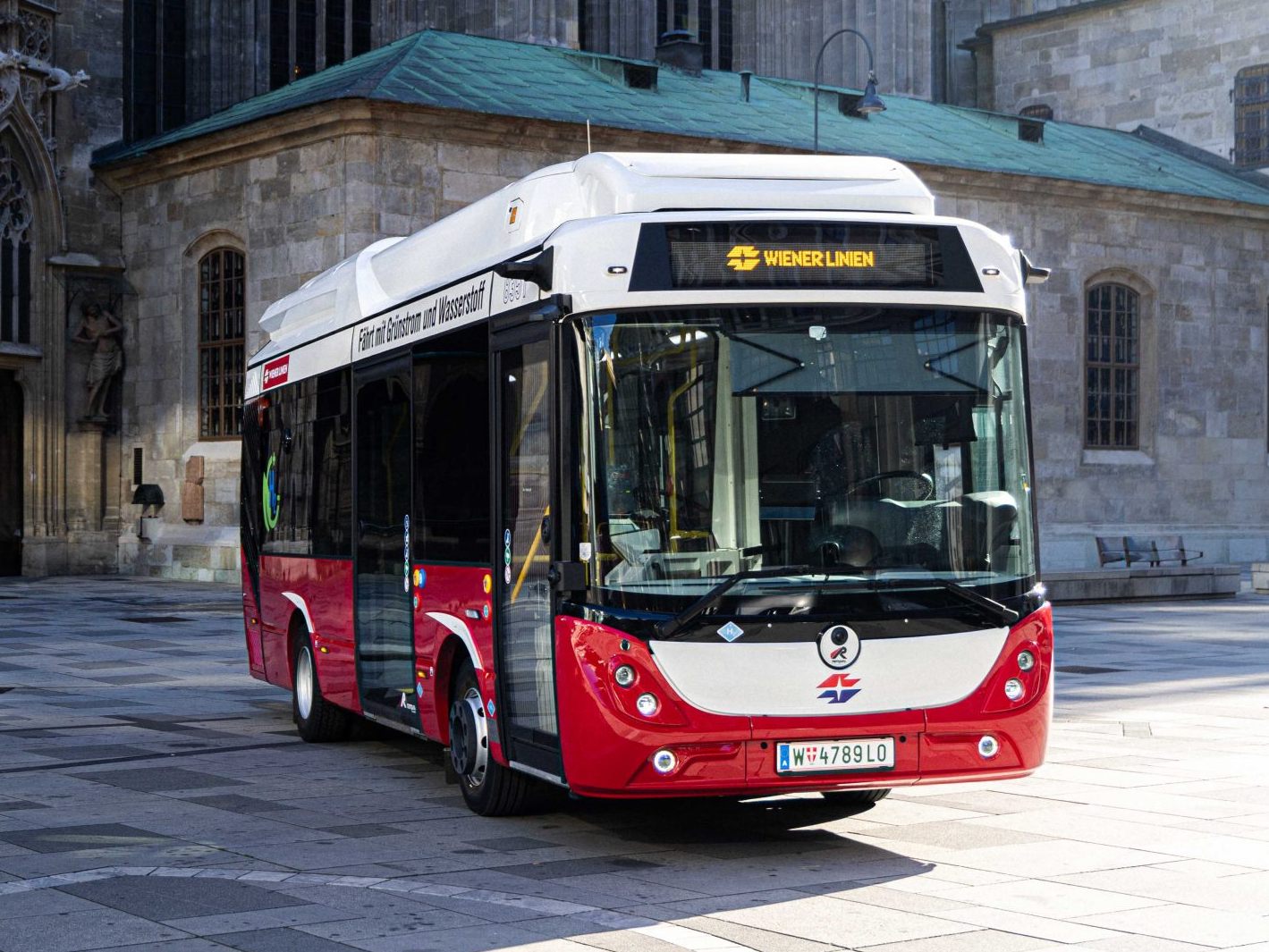 Die Wasserstoff-E-Busse nehmen den regulären Betrieb in der Innenstadt auf. Die Wasserstoff-E-Busse nehmen den regulären Betrieb in der Innenstadt auf.