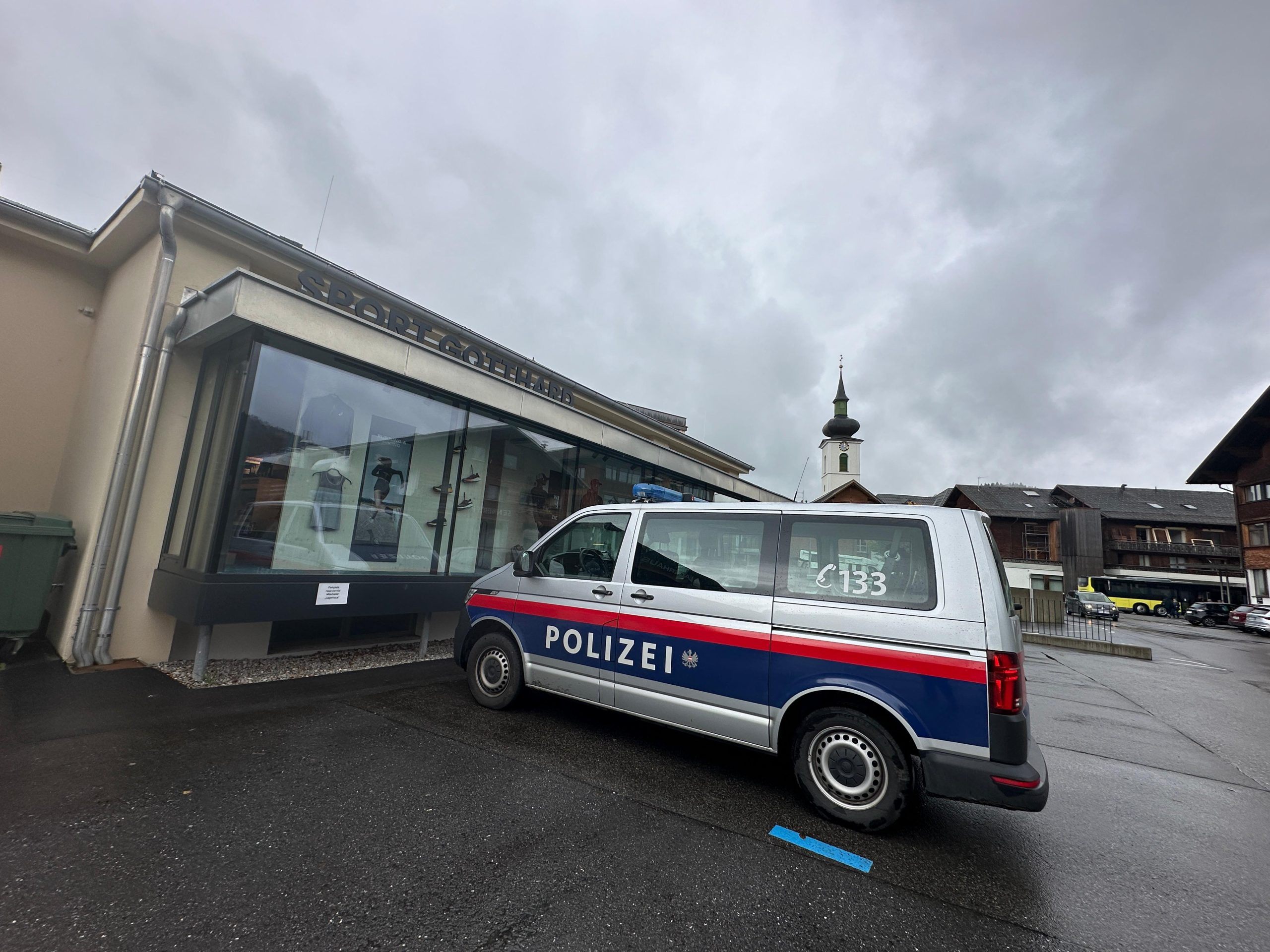 Die Polizei ermittelt nach einem Einbruch in ein Sportgeschäft in Hittisau.