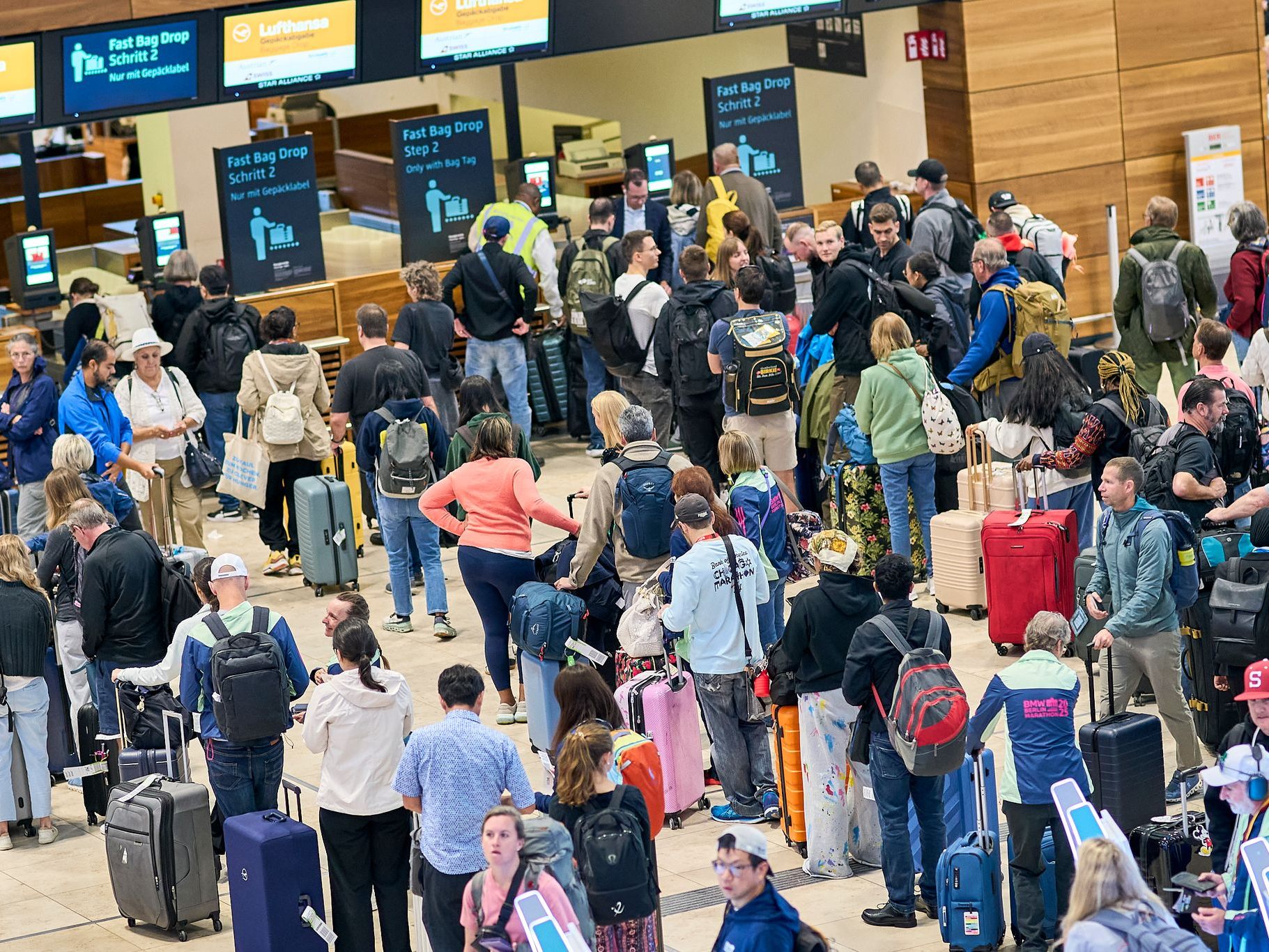 Passagiere müssen weiterhin mit Verzögerungen und Ausfällen rechnen, heißt es von einem Flughafensprecher.