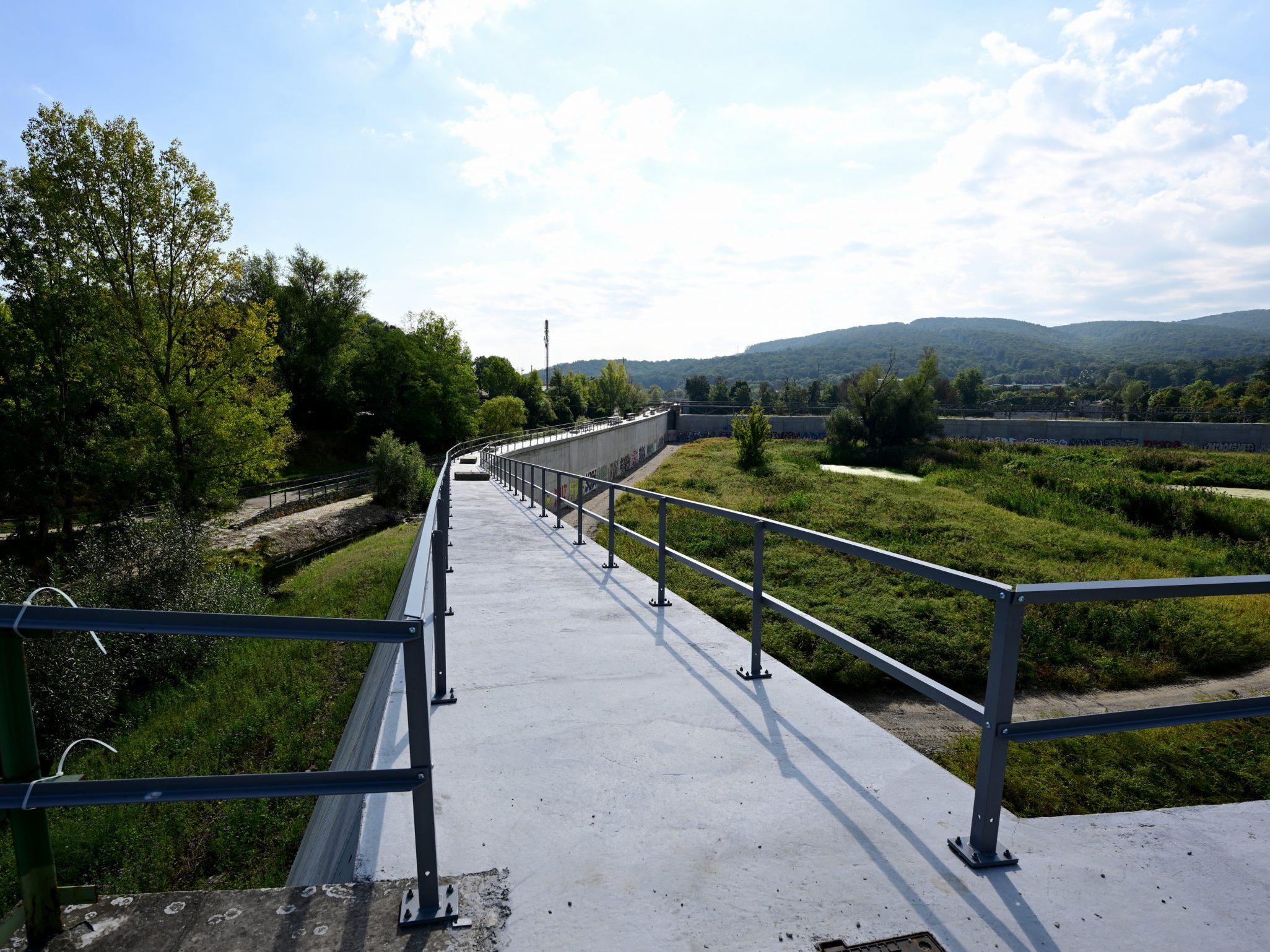 Eine Wehrmauer des Rückhaltebeckens für den Wienfluss. Eine Wehrmauer des Rückhaltebeckens für den Wienfluss.