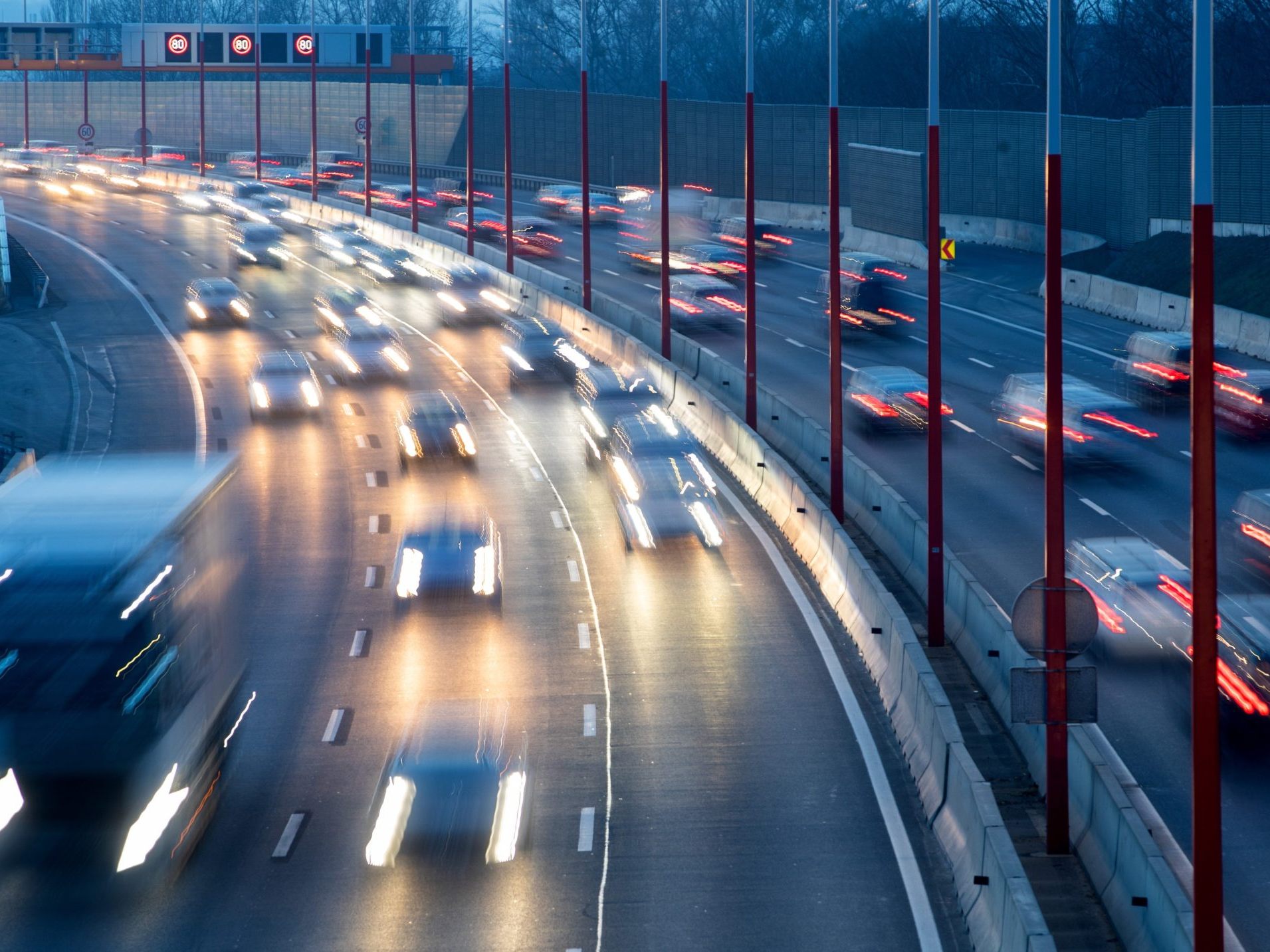 Nach Unfällen ist viel Geduld im Frühverkehr erforderlich.