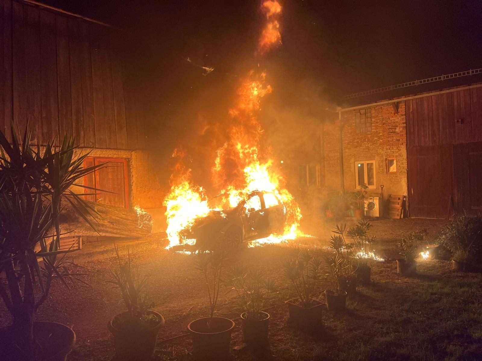 Das Feuer griff von einem Auto auf ein Haus über.